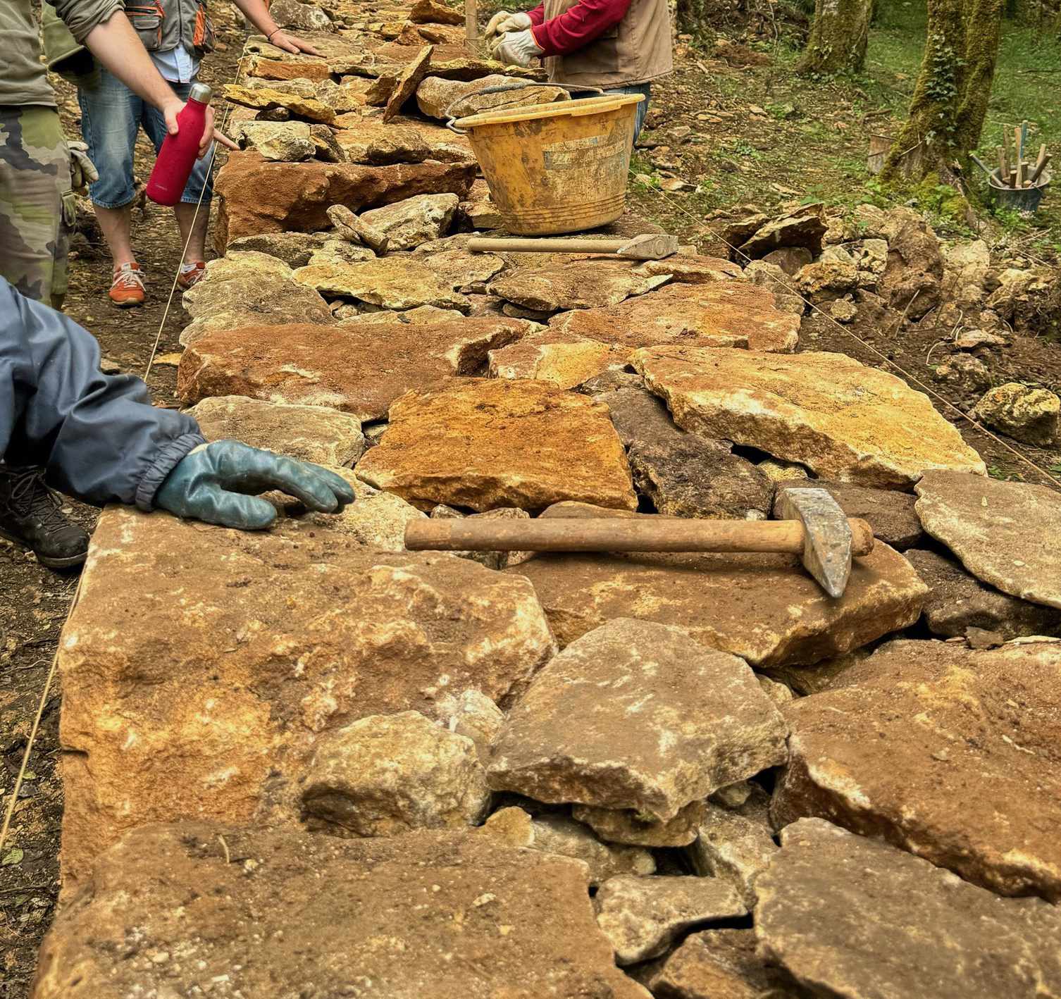 Atelier de pierre sèche aux Jardins Suspendus d'Allas